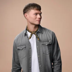 Złoto-brązowa jedwabna apaszka we wzór paisley