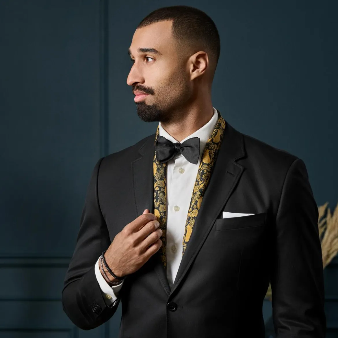 Złoto-brązowy jedwabny szalik we wzór paisley